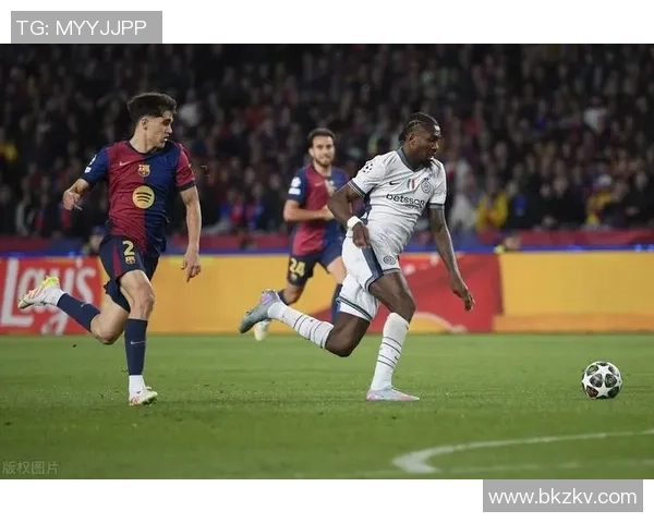 足球明星在比赛中倒地后奋力起身的精彩瞬间展现了他们不屈不挠的竞技精神