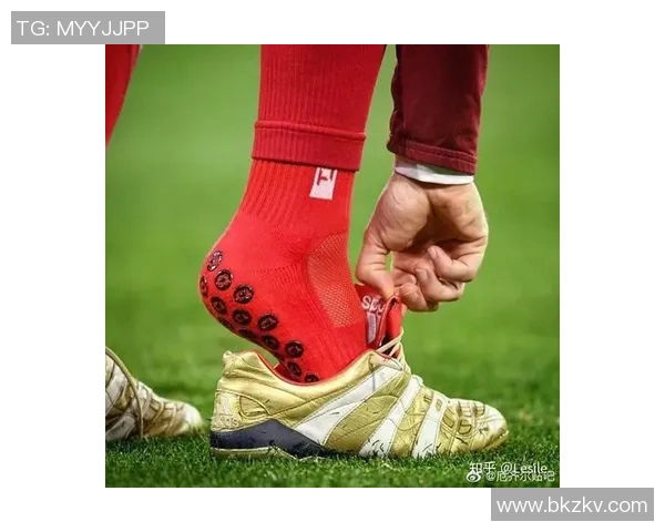 足球明星大型手办图片欣赏与收藏指南让你领略球场英雄的魅力与风采